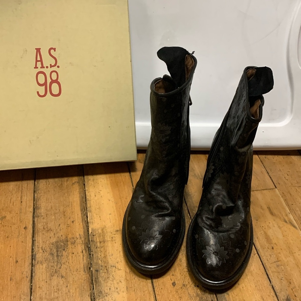 New in box AS98 Jase floral bootie. Handmade in Italy. Class and comfort. Sz39